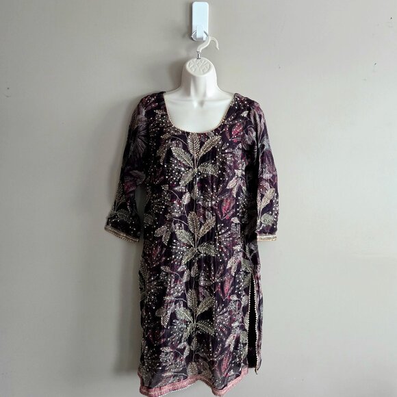 Embroidered silk East Indian kurta with floral design. - Picture 1 of 10